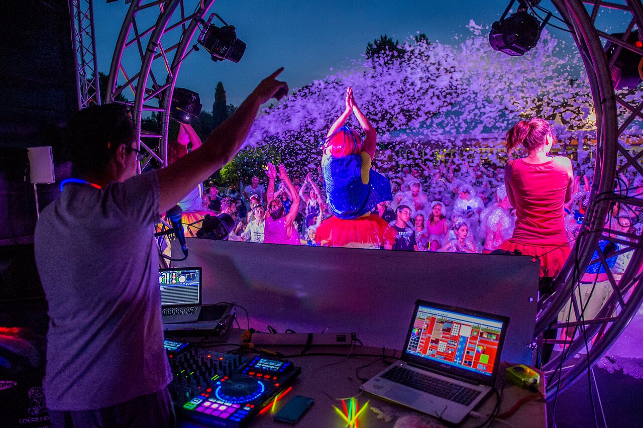 Schuimfeest met DJ en dansers op camping CAPFUN Lodge in SARZEAU (56).