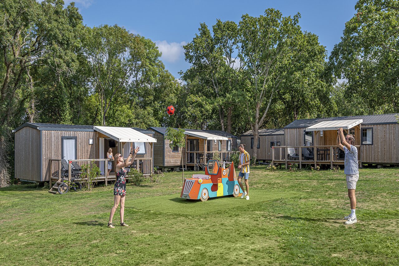 Accommodaties, speeltuin en familieactiviteiten op camping CAPFUN Lodge in SARZEAU (56).
