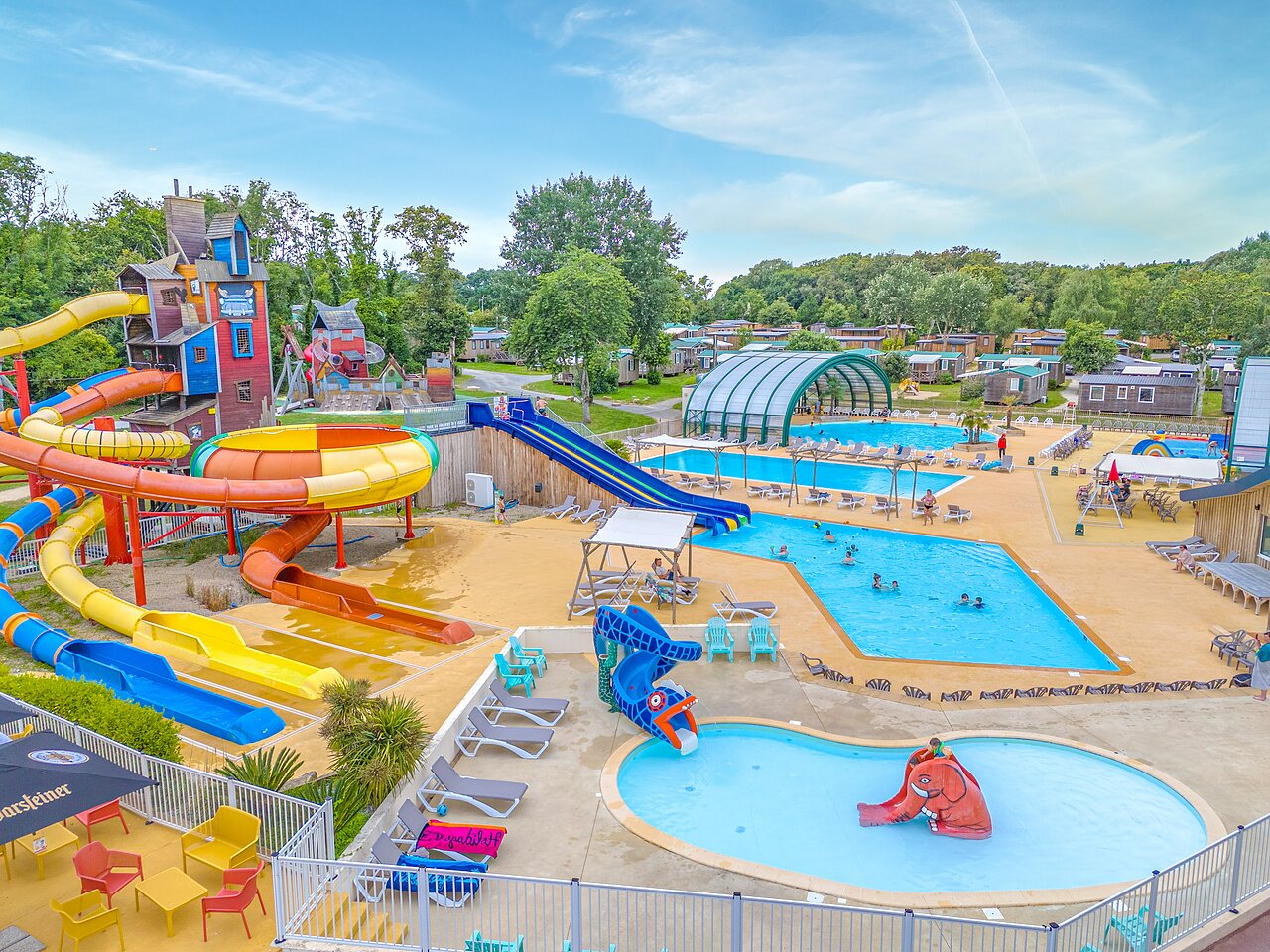 Waterpark met reuzenglijbanen en zwembaden op camping CAPFUN Lodge in SARZEAU (56).