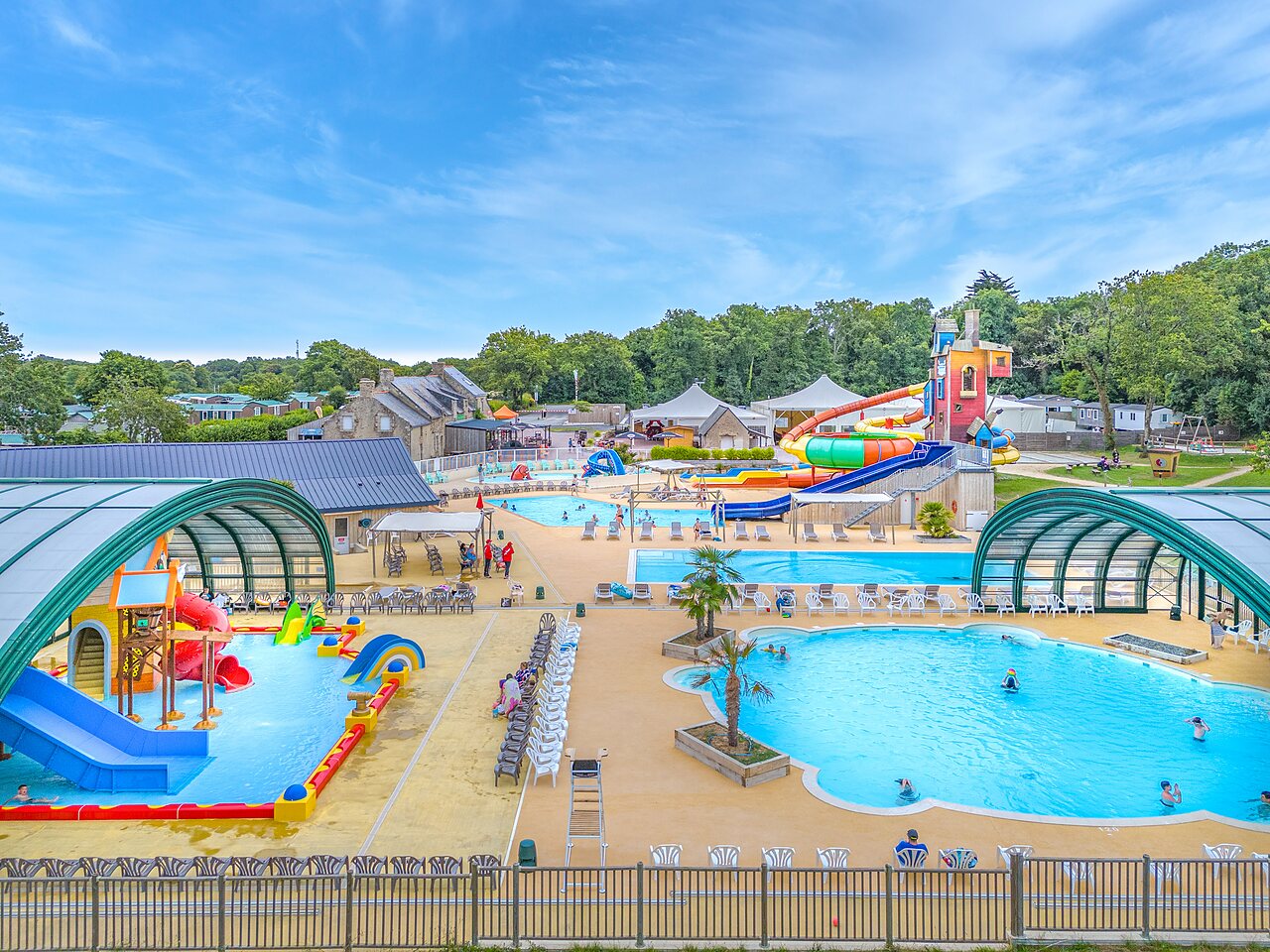 Groot waterpark met glijbanen en zwembaden op camping CAPFUN Lodge in SARZEAU (56).