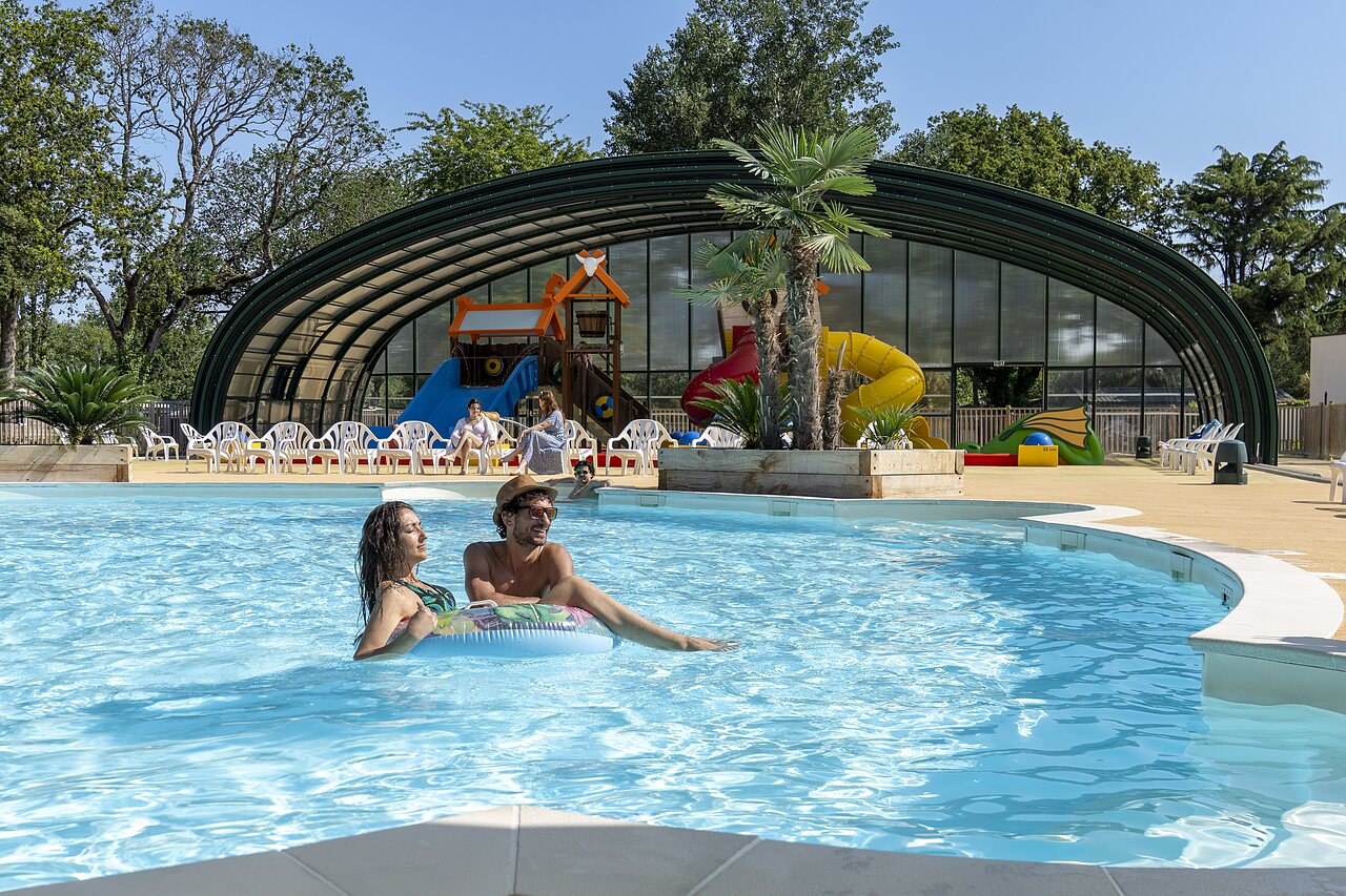 Buitenzwembad met waterglijbanen en speeltoestellen op camping CAPFUN Lodge in SARZEAU (56).