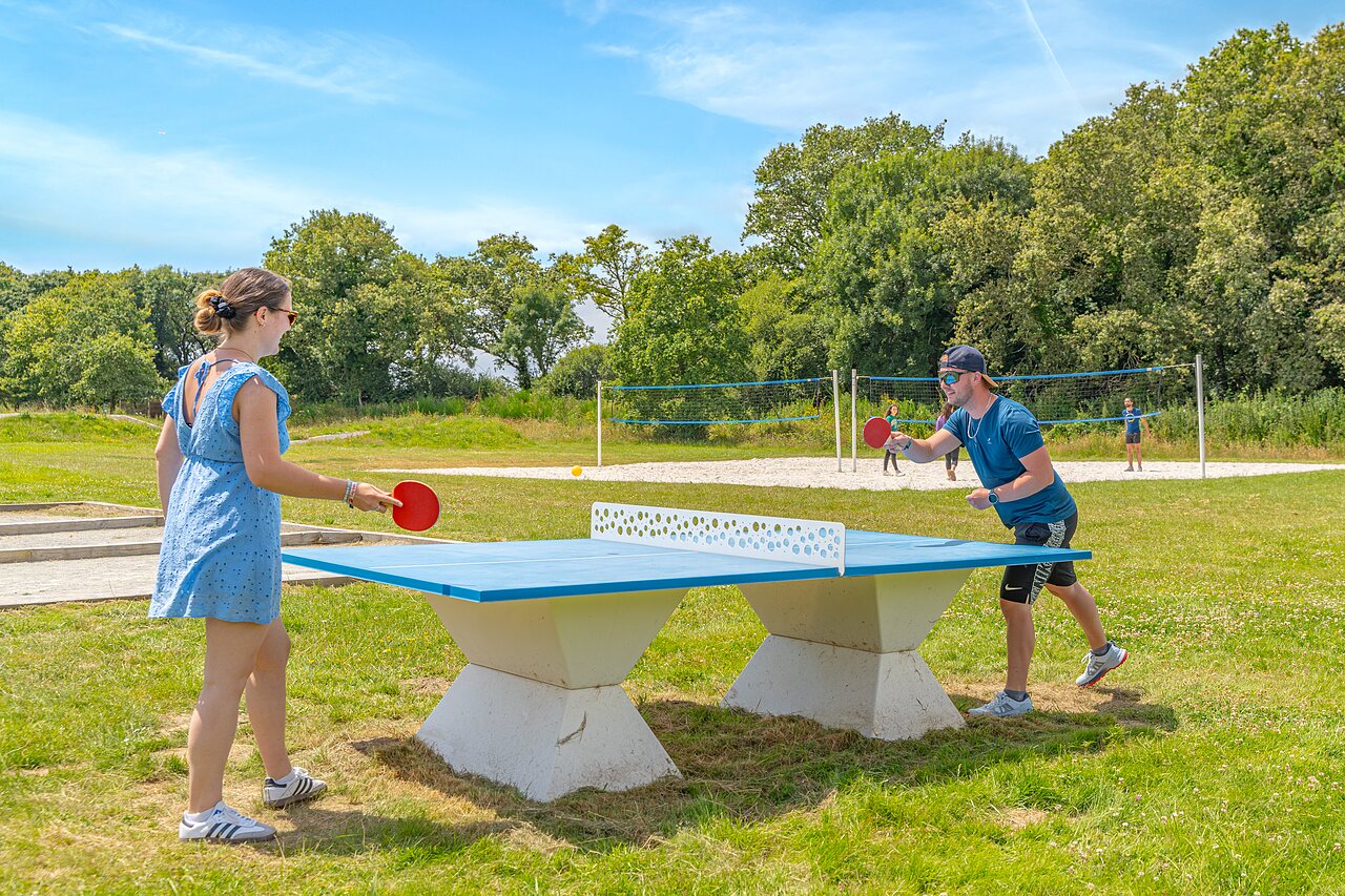Buiten pingpongtafel en volleybalveld op camping CAPFUN Lodge in SARZEAU (56).