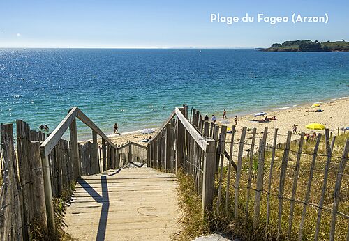 Houten pad naar het Fogeo strand in Arzon, Morbihan.