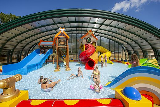 Overdekt zwembad met glijbanen en spelletjes op camping CAPFUN Lodge in SARZEAU (56).