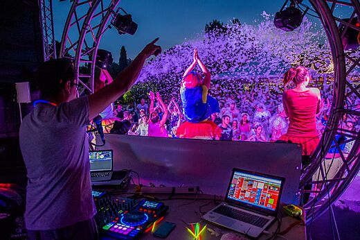 DJ animeert schuimfeest met gasten op camping CAPFUN Lodge SARZEAU (56).