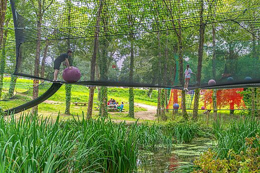 Zwevend nettenparcours met kinderen en reuzenballen op camping CAPFUN Lodge in SARZEAU (56).