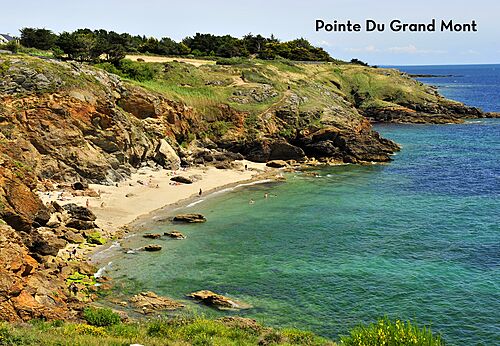 Pointe Du Grand Mont, zandstrand en rotsachtige kliffen in Bretagne.