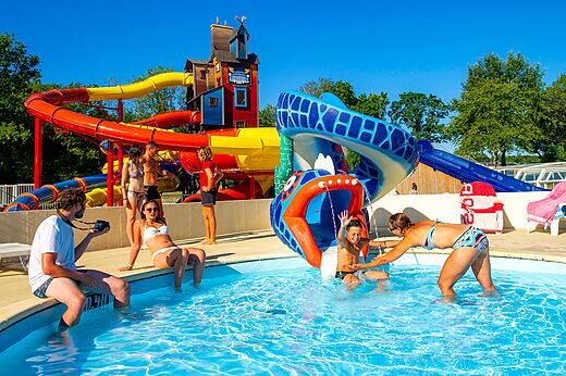 Kleurrijke waterglijbanen en speelzwembad op camping CAPFUN Lodge in SARZEAU (56).