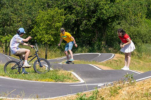 Pump track met BMX en skateboard op camping CAPFUN Lodge in SARZEAU (56).