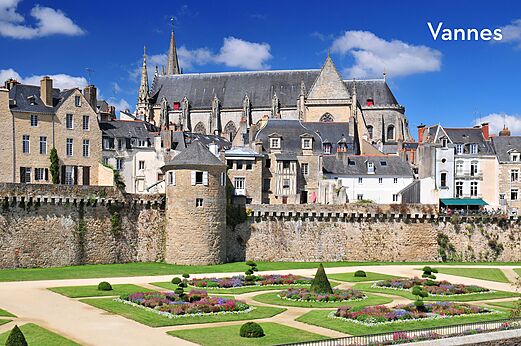 Tuinen van de wallen en kathedraal Saint-Pierre, Vannes, Morbihan, te bezoeken.