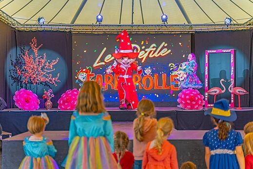 Animatieshow met mascotte en kinderen op camping CAPFUN Lodge in SARZEAU (56).