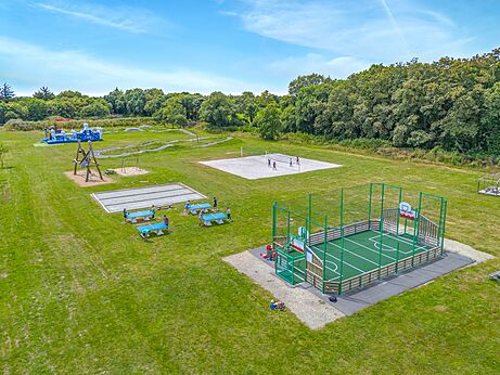Multisportterrein, volleybal en speeltuin op camping CAPFUN Lodge in SARZEAU (56).
