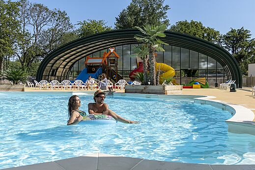 Buitenzwembad met glijbanen en waterspelen op camping CAPFUN Lodge in SARZEAU (56).