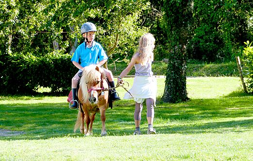 Pony-activiteit voor kinderen, begeleid op camping CAPFUN Lodge in SARZEAU (56).