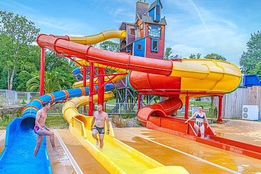 Kleurrijke waterglijbanen en speelzone op camping CAPFUN Lodge in SARZEAU (56).