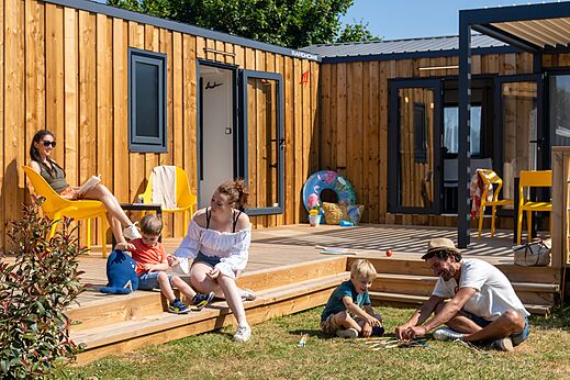 Modern houten Mobil-home met terras, familie op camping CAPFUN Lodge SARZEAU (56).