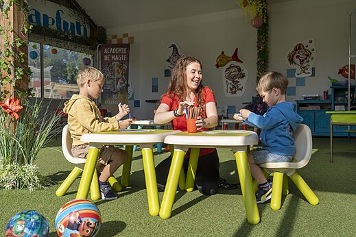 Tekenactiviteit voor kinderen met animator op camping CAPFUN Lodge in SARZEAU (56).