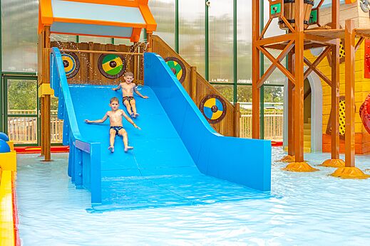 Blauwe waterglijbaan, kinderen op camping CAPFUN Lodge in SARZEAU (56).