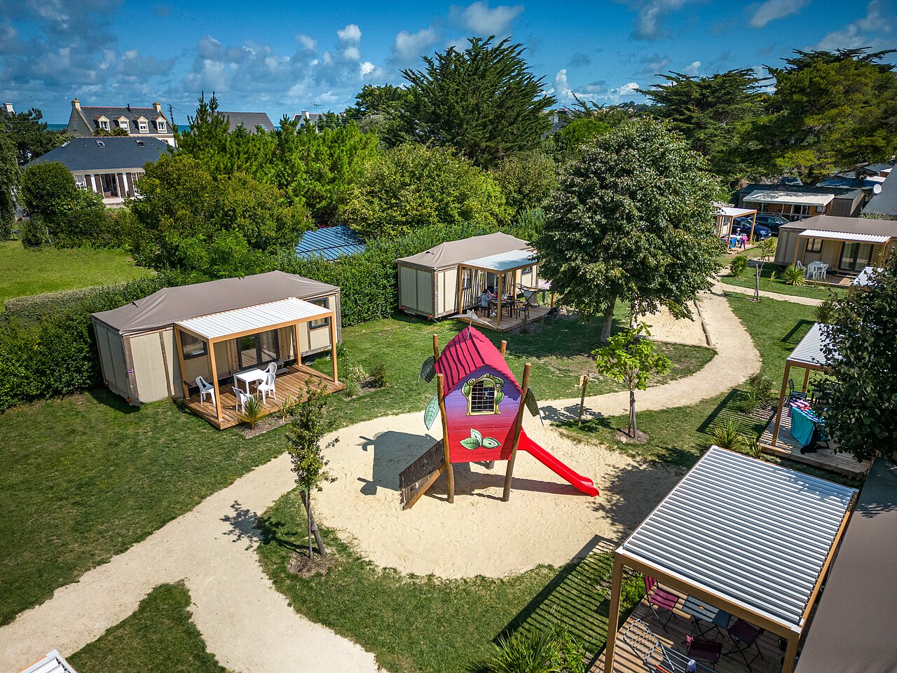 Luchtfoto camping, accommodaties en speeltuin CLICOCHIC Longchamp Saint Lunaire (35).