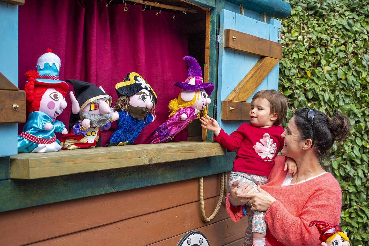 Poppenkastvoorstelling voor kinderen op camping CLICOCHIC Longchamp, Saint Lunaire (35).