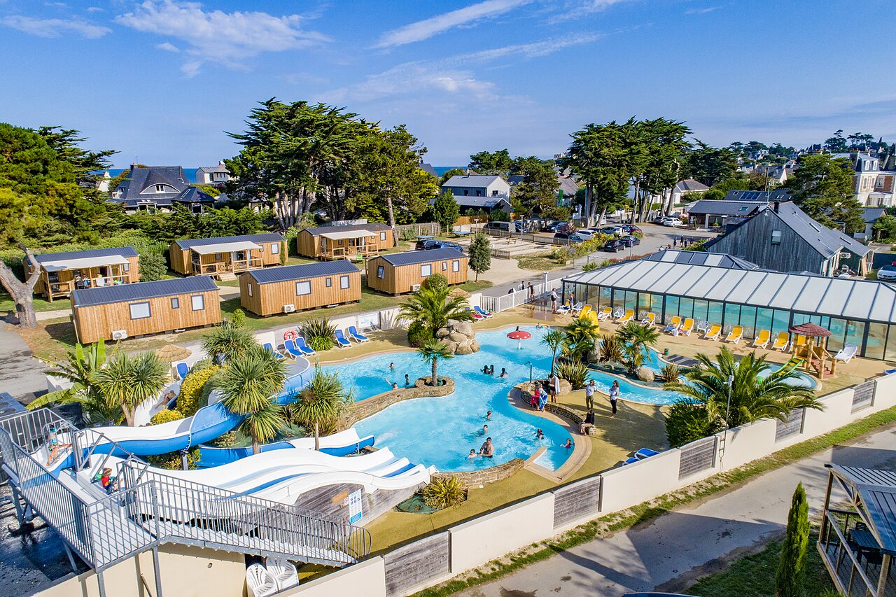Groot waterpark met glijbanen en stacaravans op camping CLICOCHIC Longchamp in Saint Lunaire (35).