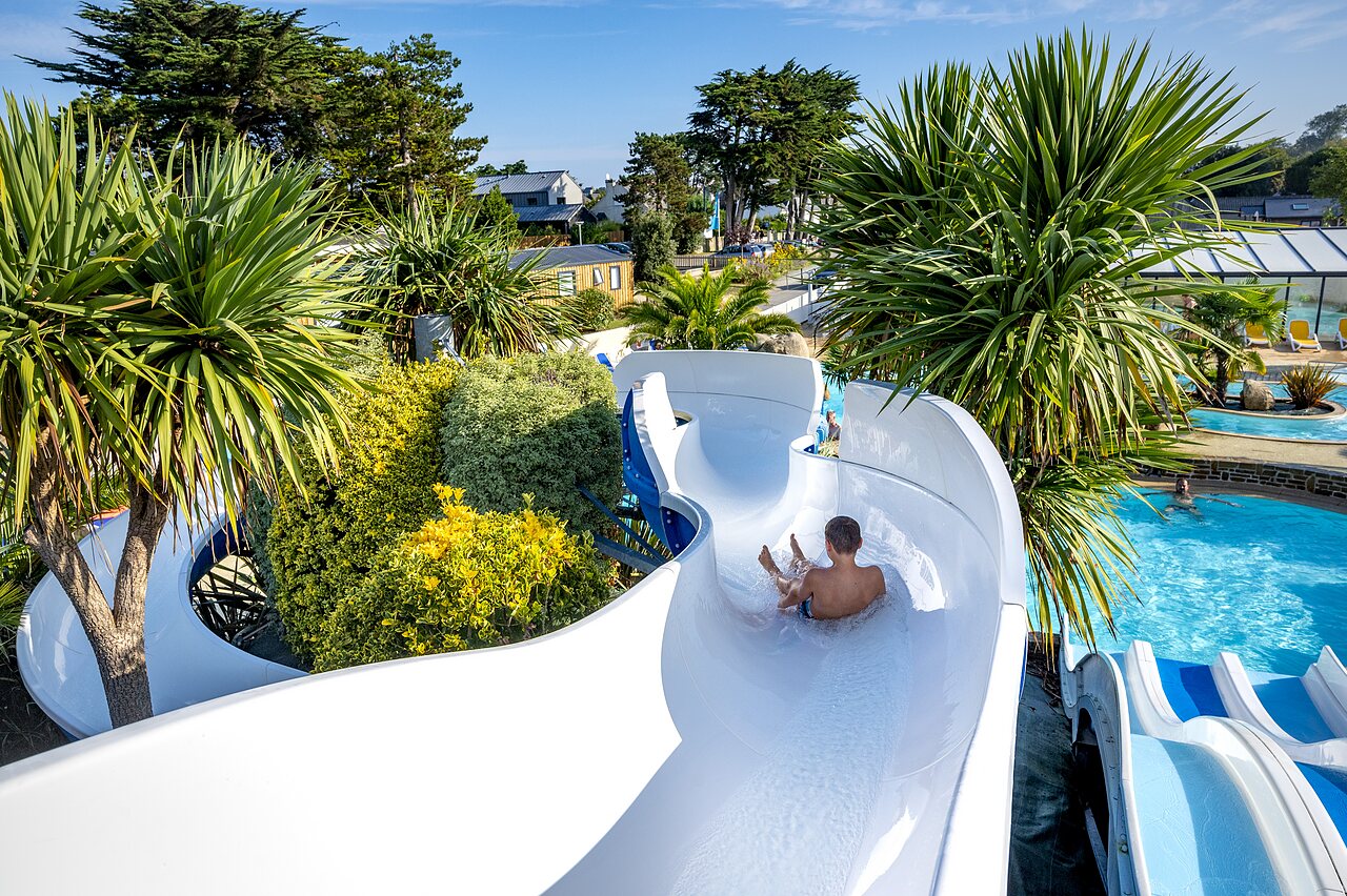 Waterglijbaan, kind in zwembad op camping CLICOCHIC Longchamp (35).