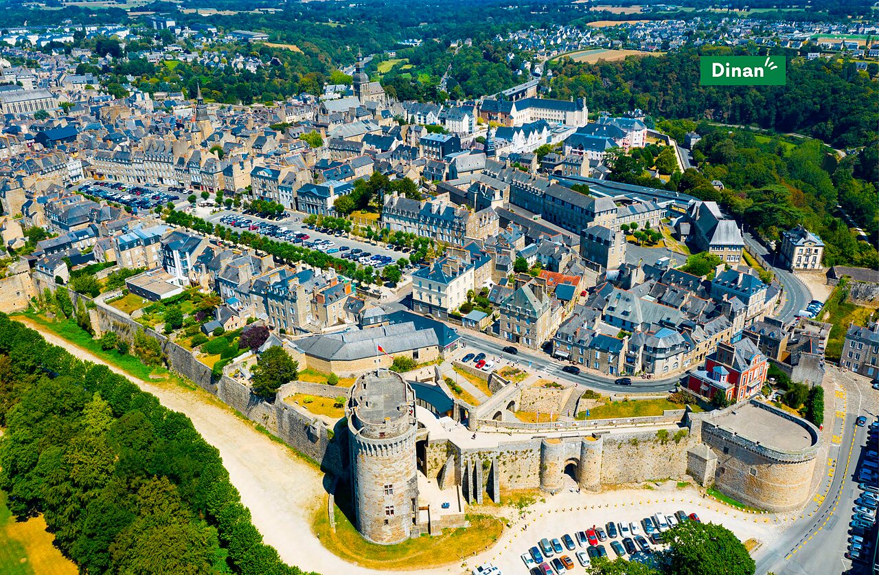 Middeleeuwse stad Dinan, Bretagne, met kasteel en historische stadsmuren.
