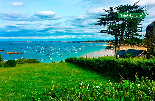 Strand en jachthaven Saint-Lunaire, stad om te bezoeken in Bretagne.