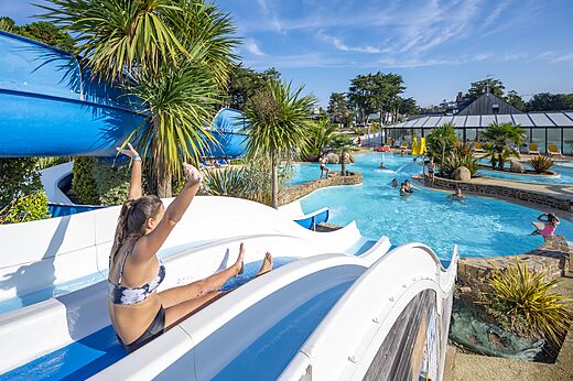 Waterglijbaan en buitenzwembad op camping CLICOCHIC Longchamp in Saint Lunaire (35).