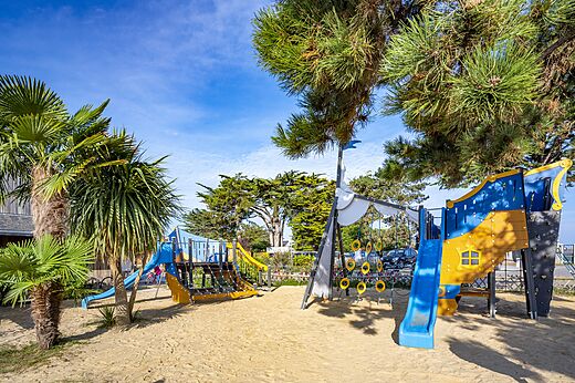 Kinderspeeltuin met glijbanen op camping CLICOCHIC Longchamp in Saint Lunaire.