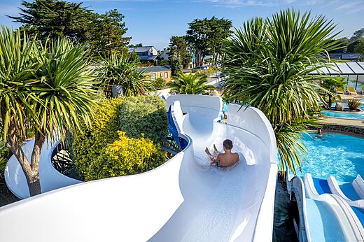 Waterglijbaan en buitenzwembad met kind op camping CLICOCHIC Longchamp in Saint Lunaire (35)