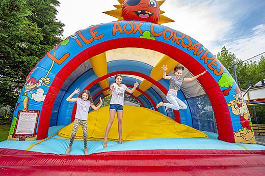 Kinderen springen op piraten springkussen op camping CLICOCHIC Longchamp (35).