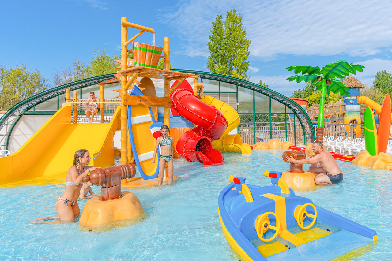 Glijbanen en waterspellen in waterpark CAPFUN Loubine Les Sables d'Olonne.