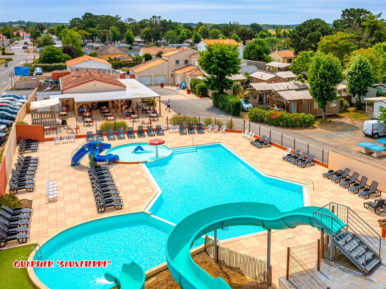 Buitenzwembad, glijbanen, restaurant op camping CAPFUN Loubine, Sables d'Olonne (85).