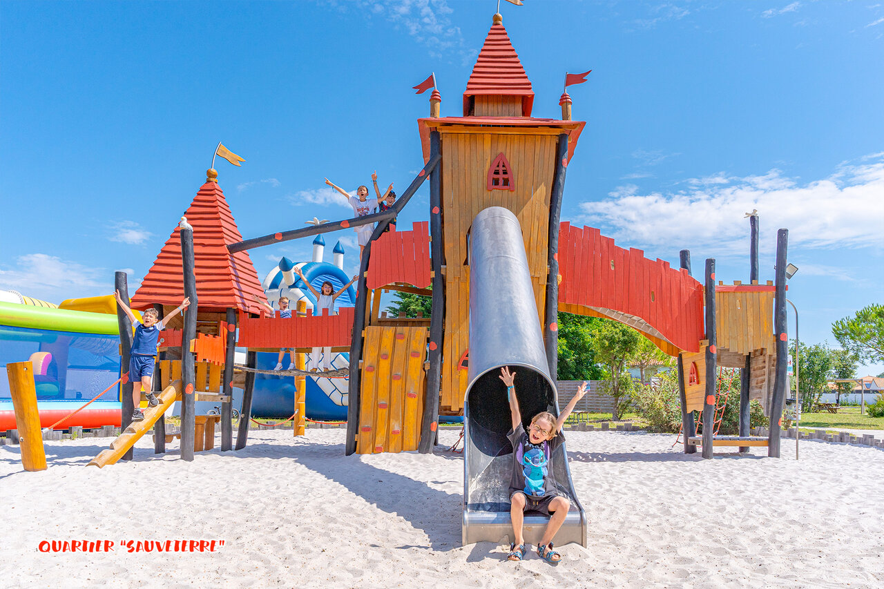 Kinderen spelen op het houten speelkasteel op camping CAPFUN Loubine in Les Sables d'Olonne.