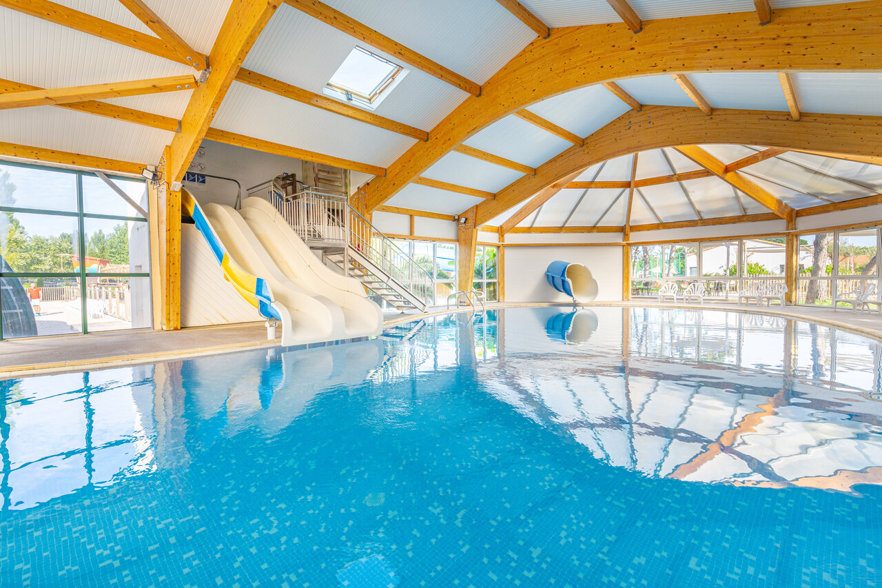 Overdekt zwembad, waterglijbanen op camping CAPFUN Loubine in Les Sables d'Olonne (85).