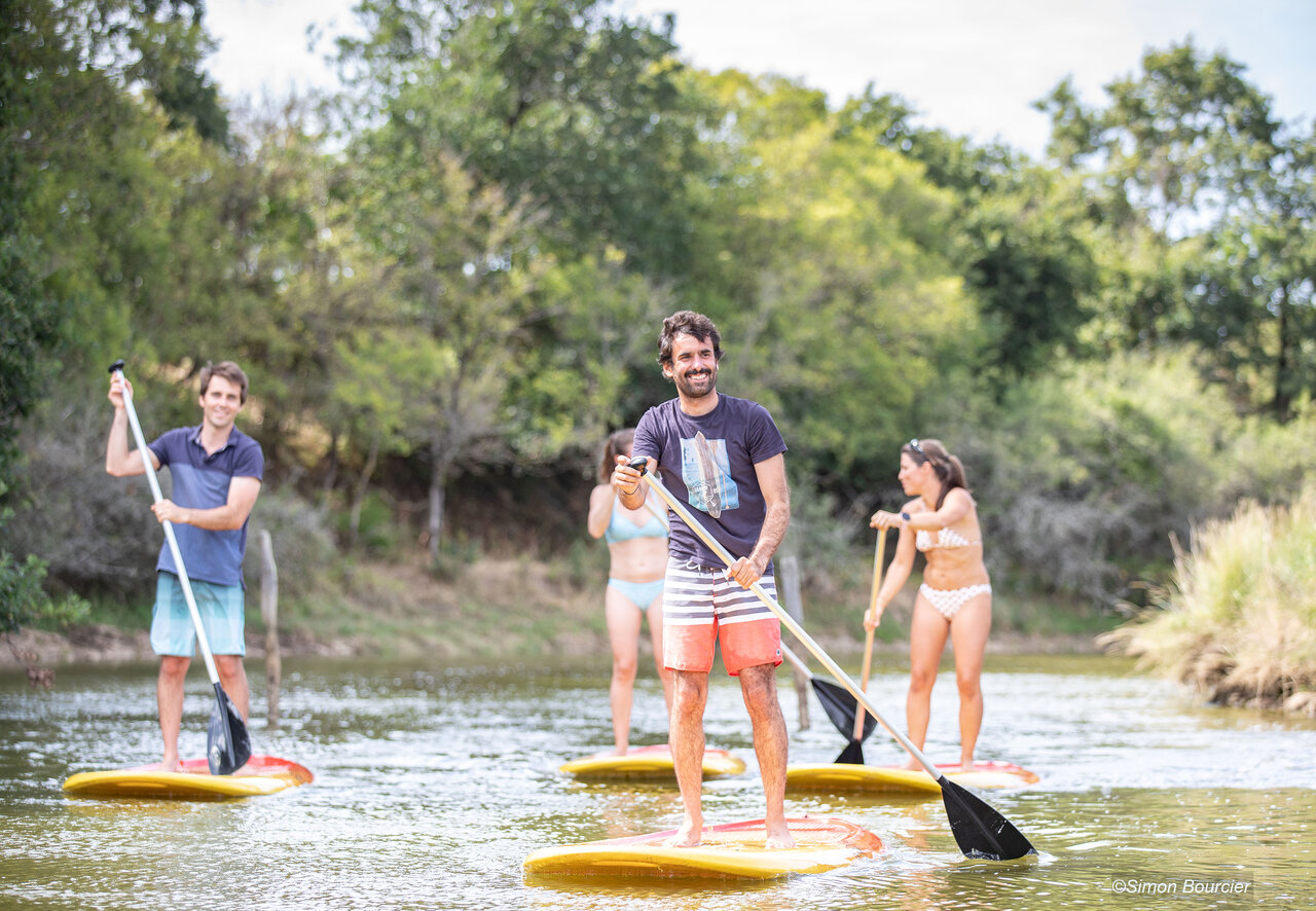Stand-up paddleboard activiteit op camping CAPFUN Loubine in Les Sables d'Olonne.