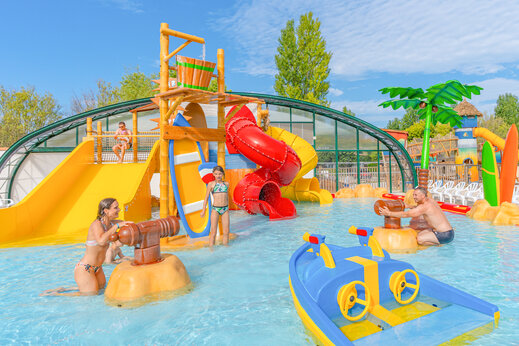 Zwembad, glijbanen en waterspellen op camping CAPFUN Loubine in Les Sables d'Olonne (85).