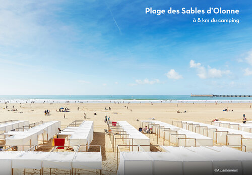 Strand van Les Sables d'Olonne met strandhuisjes en oceaan, bezienswaardigheid in Vendée.