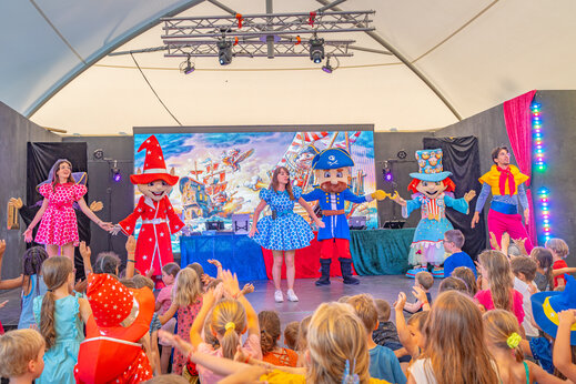 Animatie kindershow met mascottes op camping CAPFUN Loubine in Les Sables d'Olonne.