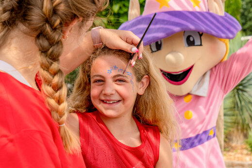 Kindergrime animatie met mascotte op camping CAPFUN Loubine, Les Sables d'Olonne.