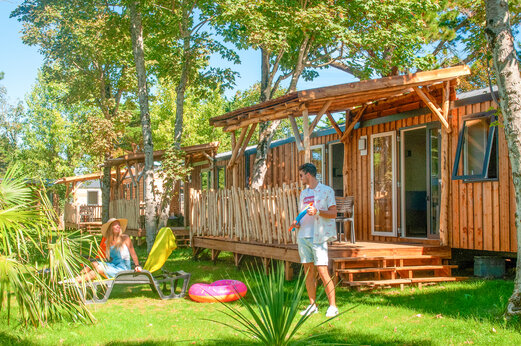 Houten Mobil-home, terras, tuin op camping CAPFUN Loubine in Les Sables d'Olonne.
