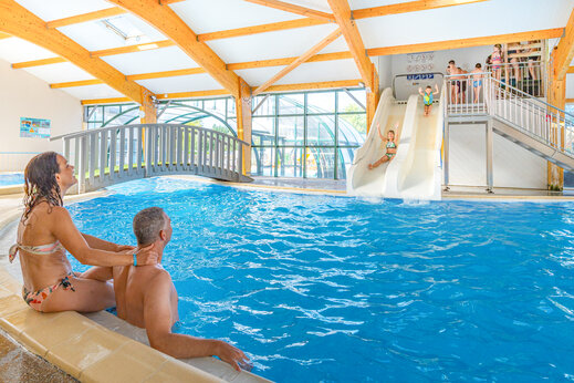 Overdekt zwembad, waterglijbanen op camping CAPFUN Loubine in Les Sables d'Olonne.