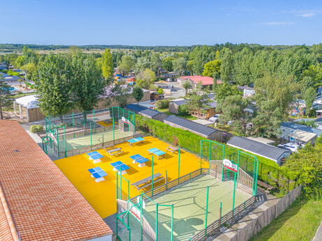 Multisportvelden en tafeltennistafels op camping CAPFUN Loubine, Les Sables d'Olonne.