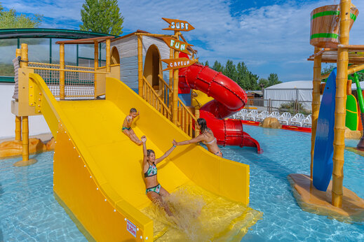 Waterglijbanen en zwembad op camping CAPFUN Loubine, Les Sables d'Olonne (85).