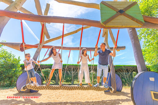Speeltuin met touwbrug en familie op camping CAPFUN Loubine Les Sables d'Olonne.