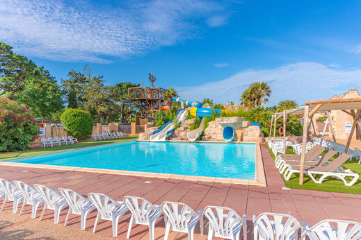 Buitenzwembad, waterglijbanen en speeltuin op camping CAPFUN Loubine in Les Sables d'Olonne (85).