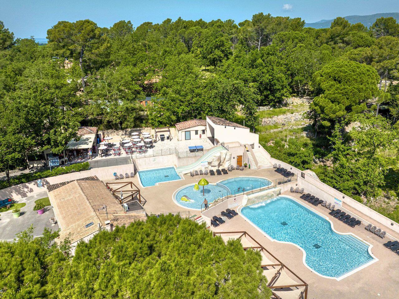 Waterpark, glijbaan, zwembaden en restaurant op camping CLICOCHIC Lou Cantaire in FAYENCE (83).