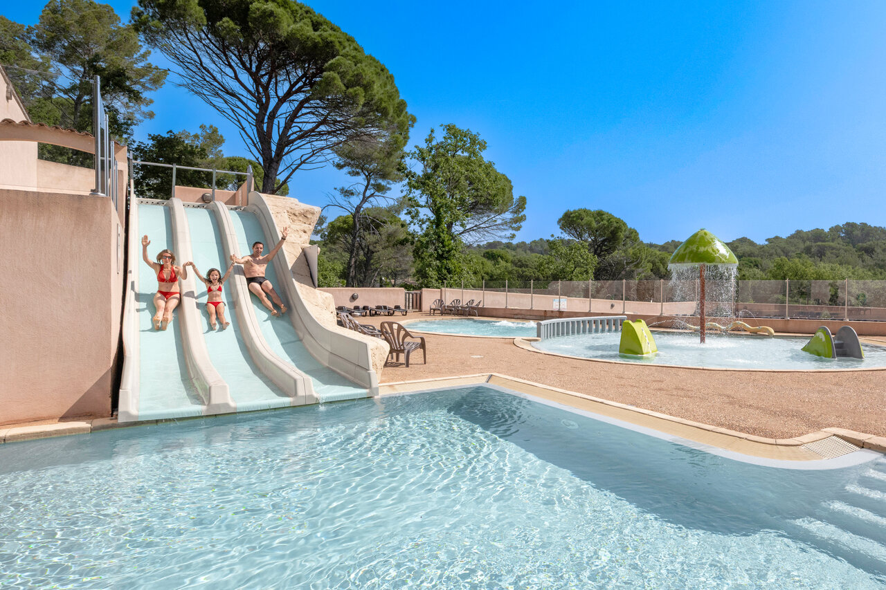 Waterglijbanen, zwembad en waterspeeltuin op camping CLICOCHIC Lou Cantaire in FAYENCE (83).