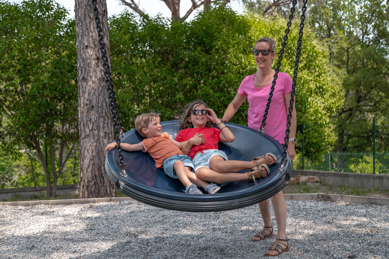 Vogelnestschommel, kinderen en vrouw op camping CLICOCHIC Lou Cantaire in FAYENCE (83).